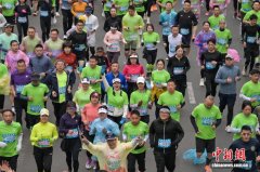 四川乐山“双遗”马拉松赛鸣枪开跑